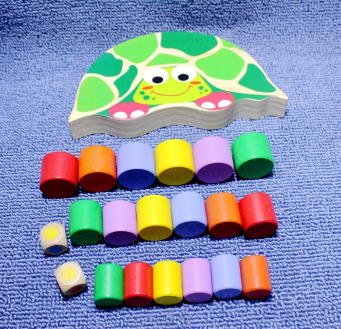 What is included: tortoise board, 18 wooden pieces and 2 colour dice