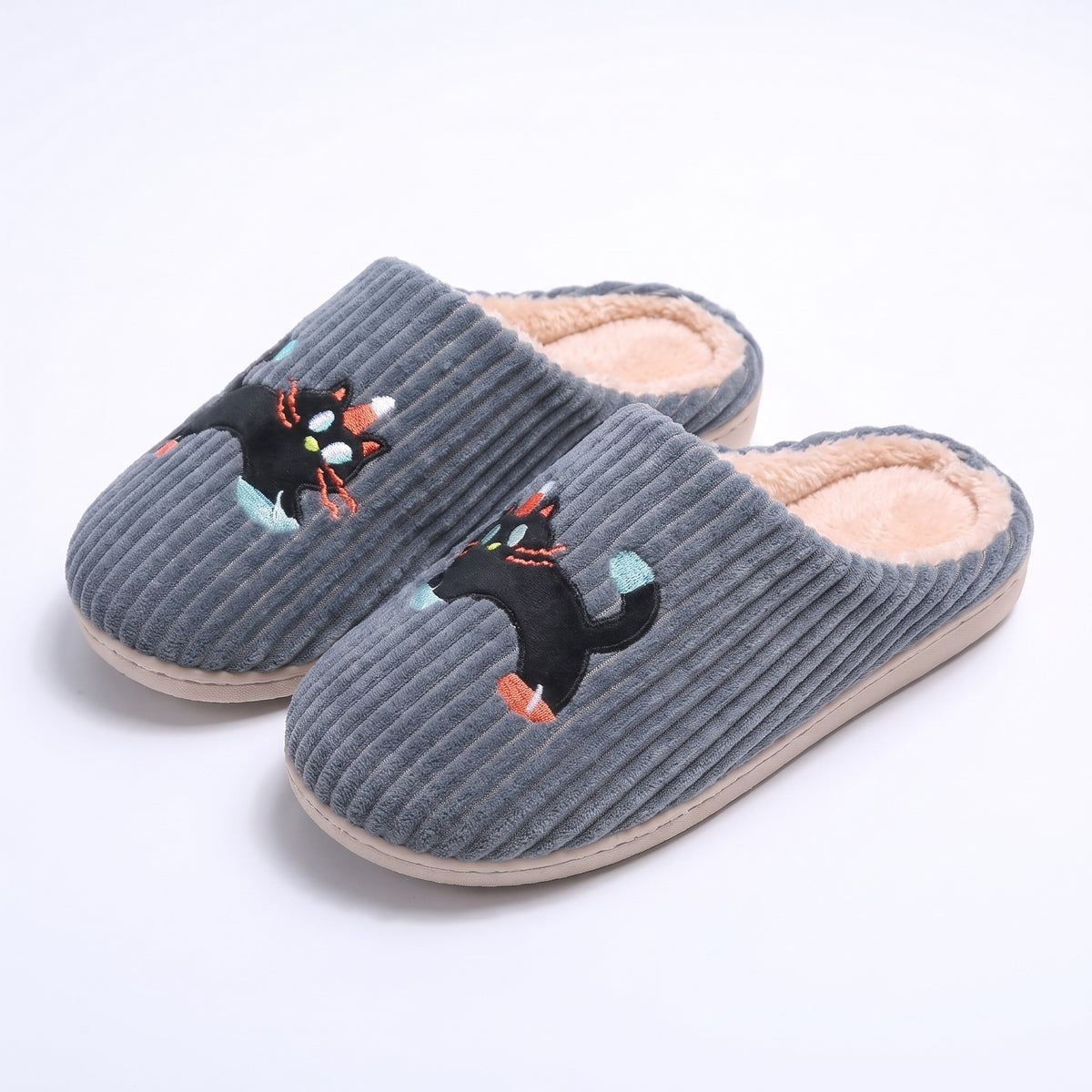 Grey ribbed slippers with embroidered black cat design